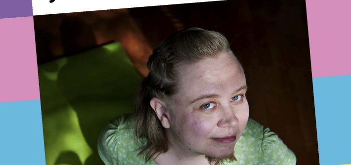 Kuvassa oppaan kansi, jossa oppaan nimi ja Setan ja sukupuolen moninaisuuden osaamiskeskuksen logo. Kannen valokuvassa henkilö, jonka sukupuolen ilmaisussa on sekä feminiinisiä ja maskuliinisia piirteitä